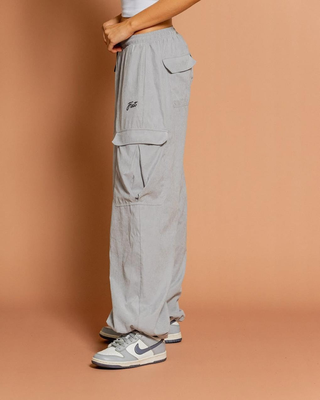 PANTALÓN PARACHUTE GRIS