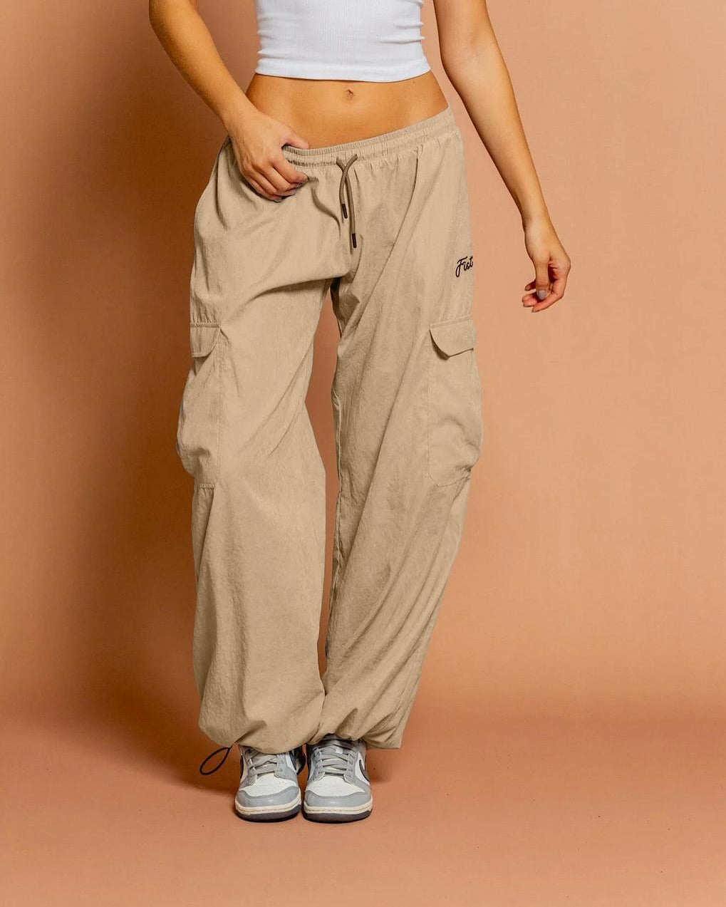 PANTALÓN PARACHUTE KAKI