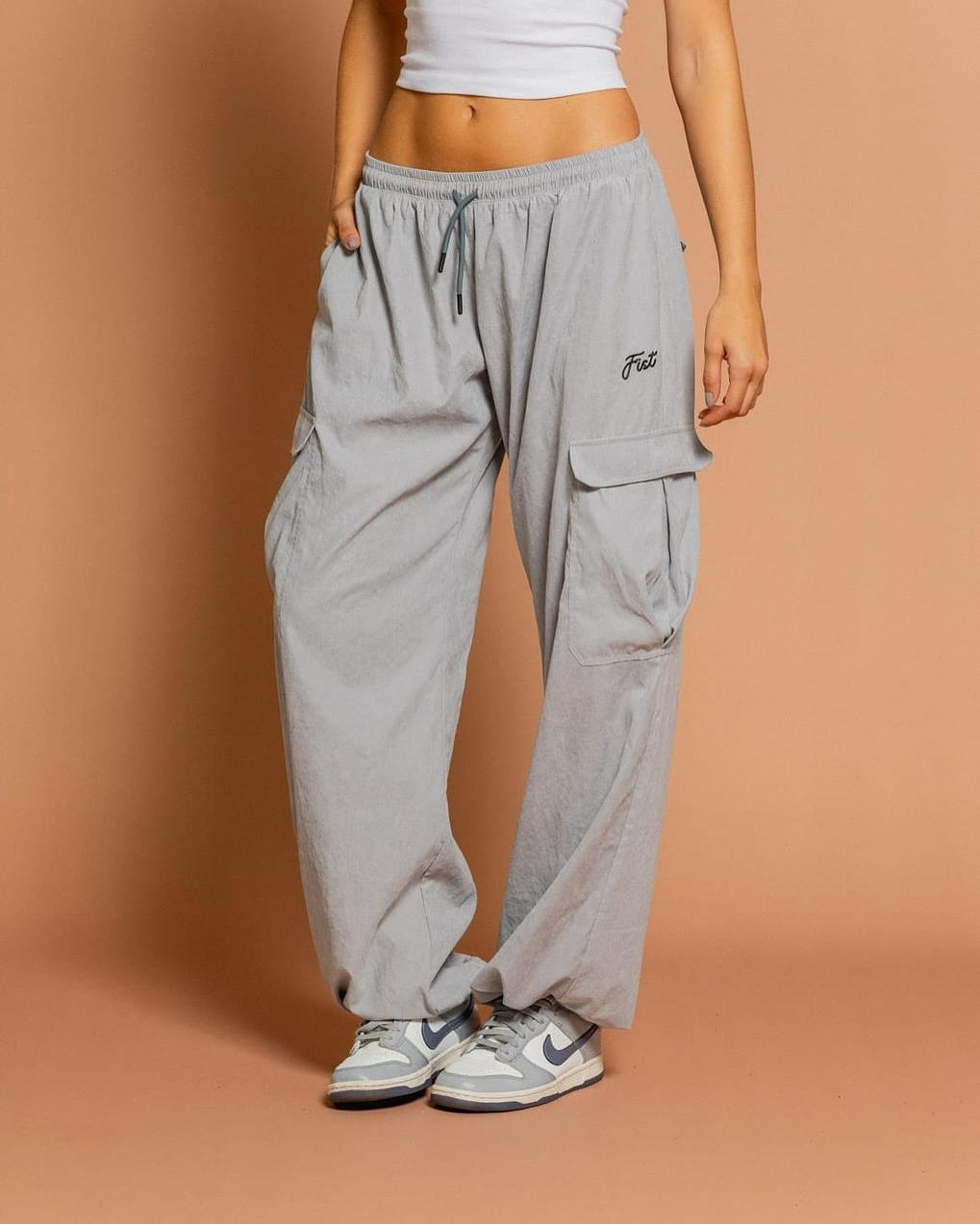 PANTALÓN PARACHUTE GRIS