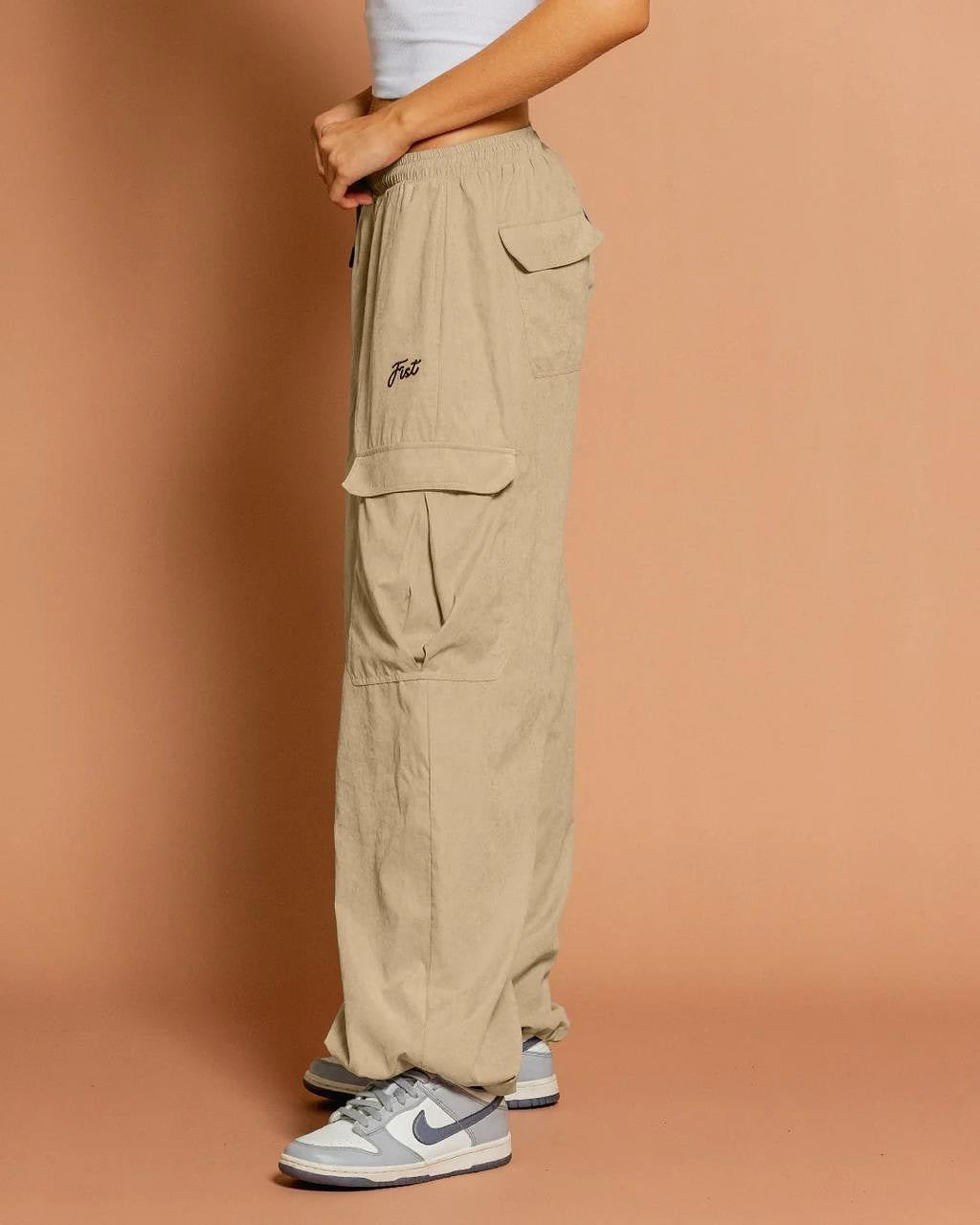 PANTALÓN PARACHUTE KAKI