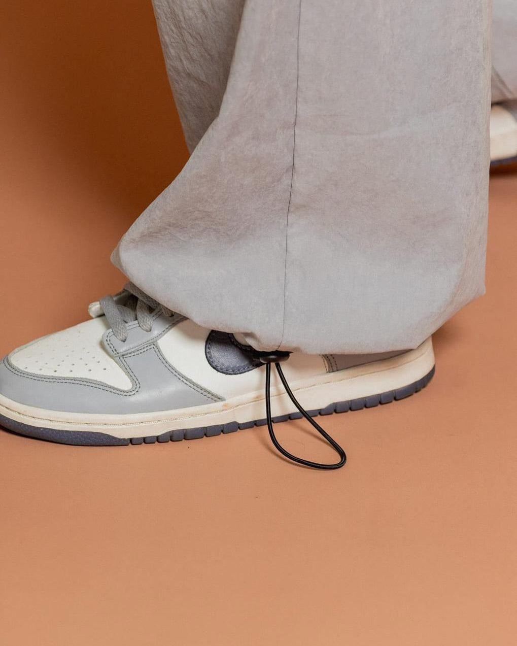 PANTALÓN PARACHUTE GRIS